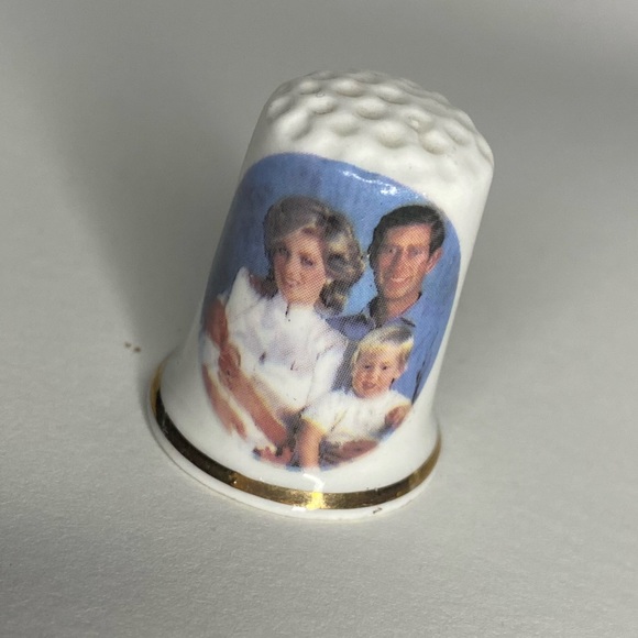 Lot of Royal Commemorative Thimbles - Picture 3 of 15